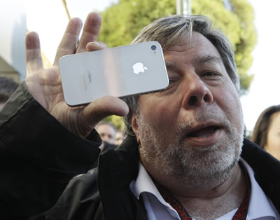 steve-wozniak-iphone-4s-white