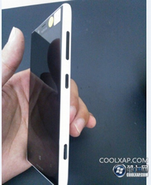 NokiaのWindows Phone 8搭載モデル｢Lumia 820｣のプロトタイプの写真が流出