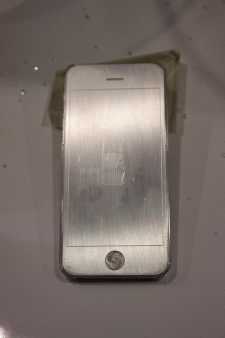 次期iPhone用ケースのアルミ製金型の写真