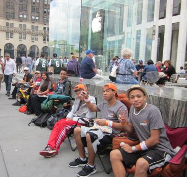｢Apple Store, Fifth Ave｣では｢iPhone 5｣の発売に向け早くも行列が出来ている模様
