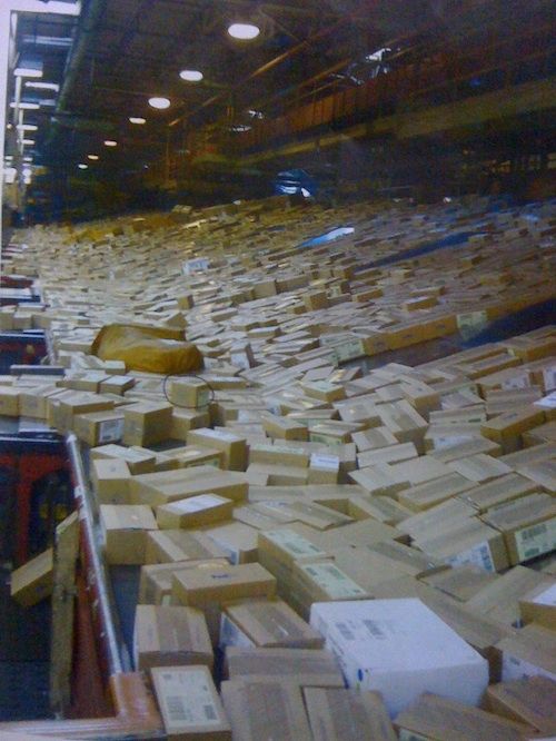 出荷待ちの｢iPhone 5｣で大混雑している配送所の写真