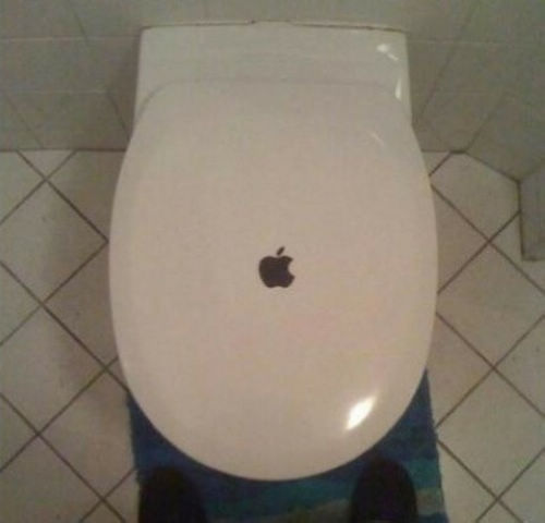 便座カバーにAppleロゴがプリントされたトイレ