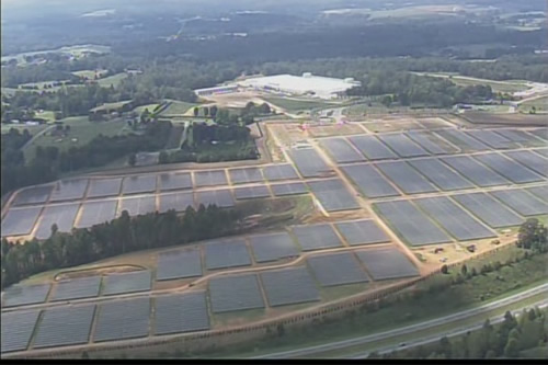 Appleがノースカロライナのデータセンター横に建設中の太陽光発電施設の写真