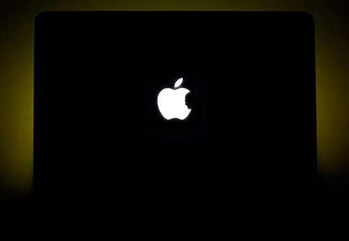 蘭Uncover、ジョブズ氏のトリビュートロゴをあしらった｢MacBook Pro (Retina)｣のチャリティーオークションを開催