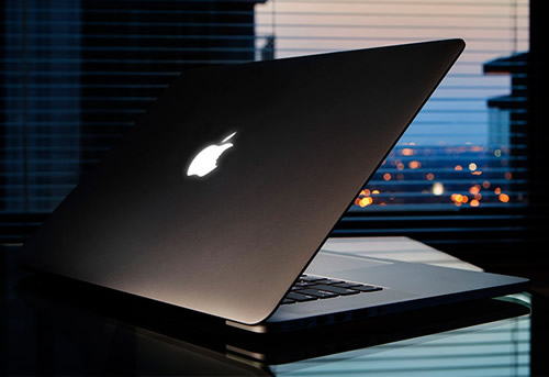 蘭Uncover、ジョブズ氏のトリビュートロゴをあしらった｢MacBook Pro (Retina)｣のチャリティーオークションを開催