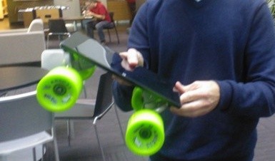 MSのスティーブン・シノフスキー氏、｢Surface｣をスケートボードに改造し滑走
