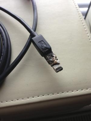 ｢Lightning – Micro USBアダプタ｣が発熱して溶けてしまう事例が報告されている模様