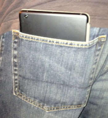｢iPad mini｣はズボンのバックポケットに入る大きさ