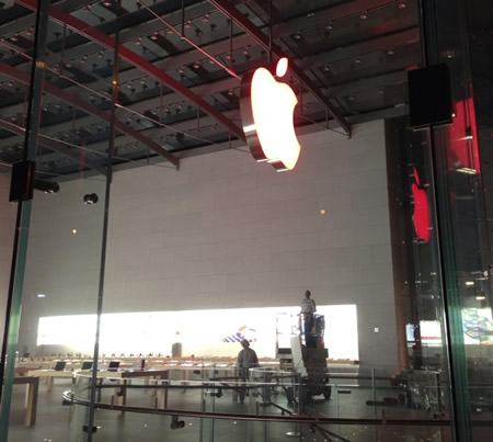 Apple、12月1日の世界エイズデーに合わせ一部直営店のAppleロゴを赤色に装飾