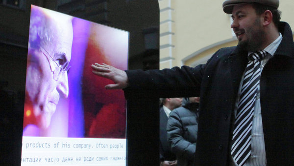 ｢iPhone｣風デザインのジョブズ氏の記念碑がロシアで公開される