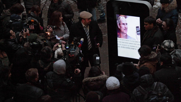 ｢iPhone｣風デザインのジョブズ氏の記念碑がロシアで公開される