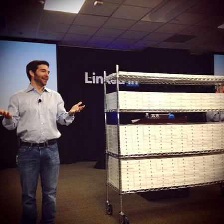 LinkedIn、3,500人の全従業員に対し｢iPad mimi｣をプレゼント
