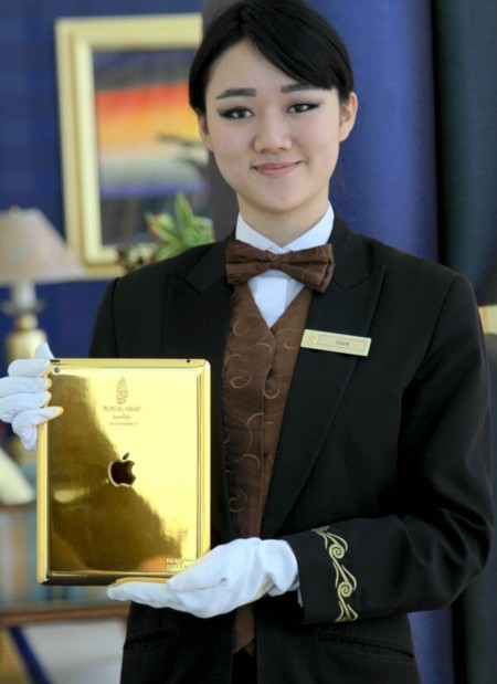 ドバイの超高級ホテル｢ブルジュ・アル・アラブ｣、宿泊者向けに24金メッキ版｢iPad｣を導入