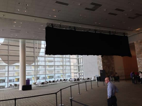 ｢WWDC 2013｣の会場に毎回恒例の黒幕で覆われたバナーが登場