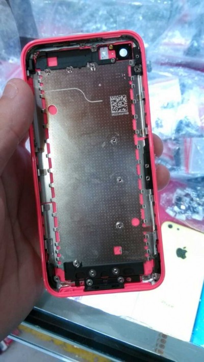 ｢廉価版iPhone｣のピンクモデルのものとされる筐体の写真