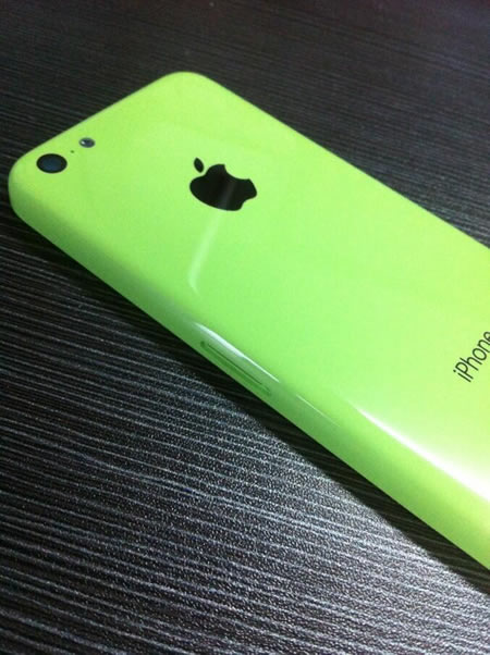 ｢廉価版iPhone｣のグリーンモデルの筐体や各種ボタンとされる新たな写真が流出