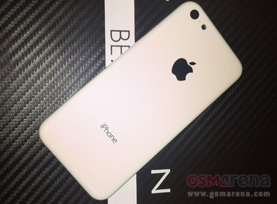 ｢iPhone 5C｣のホワイトモデルの筐体の新たな写真が流出