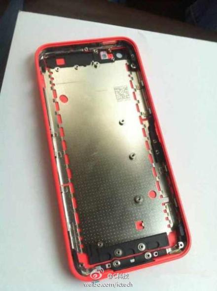 ｢iPhone 5C｣のレッドモデルの筐体の写真