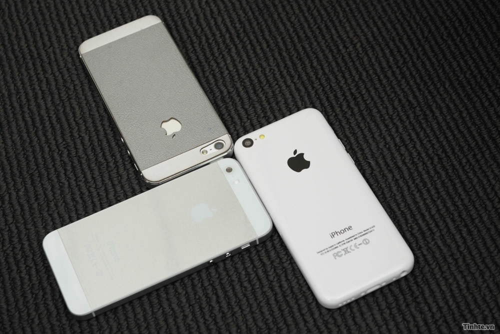 ｢iPhone 5S｣と｢iPhone 5C｣のモックアップの比較写真
