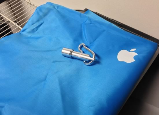 Apple、一部の従業員にバッグやフラッシュライトなどの純正グッズをプレゼント