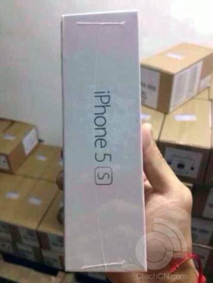 パッケージングされ新品未開封の｢iPhone 5s｣と｢iPhone 5c｣の写真