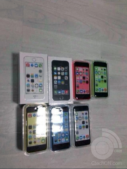 パッケージングされ新品未開封の｢iPhone 5s｣と｢iPhone 5c｣の写真