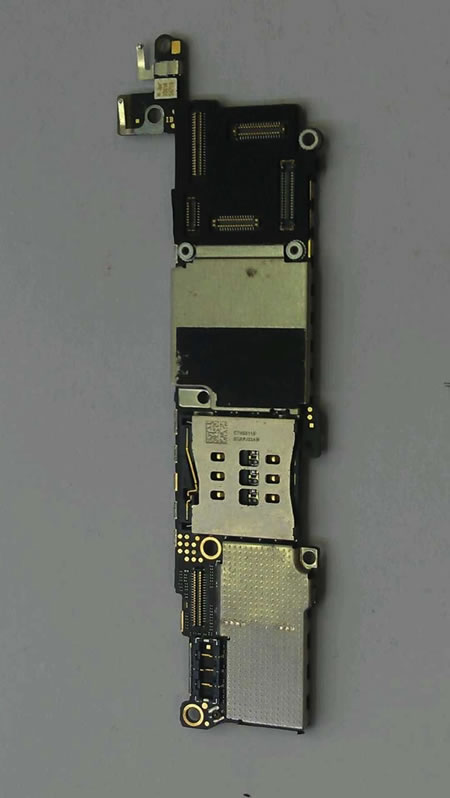 ｢iPhone 5C｣のロジックボードの高解像度写真