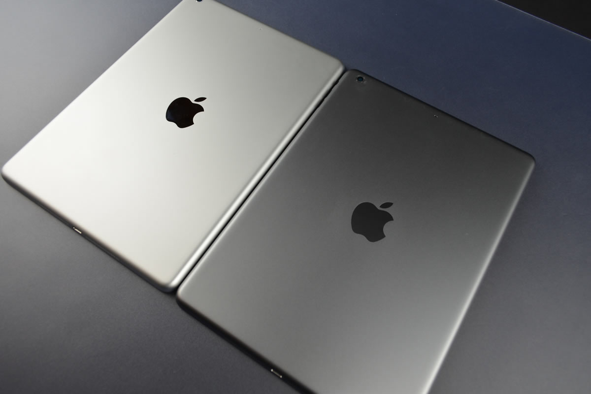 ｢iPad 5｣のスペースグレイモデルとシルバーモデルの外装部品の高解像度写真
