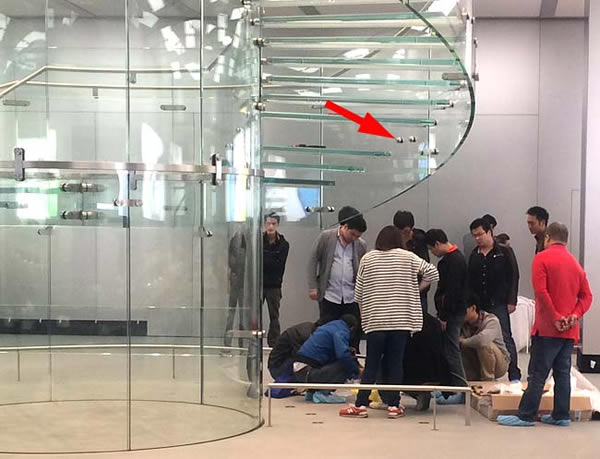 グランドオープン前の中国・上海のApple Storeでガラス階段が割れるハプニングが発生