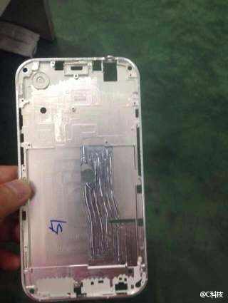 4.7インチディスプレイを採用した｢iPhone 6｣の金属製筐体の写真が流出か?!
