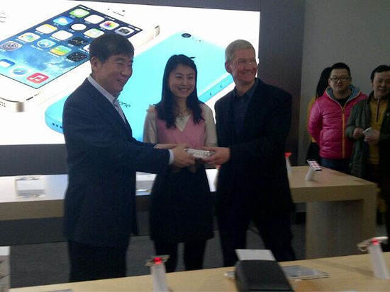 Appleのティム・クックCEO、中国移動の｢iPhone｣発売開始記念イベントに参加 ｰ 次期iPhoneに関する質問も