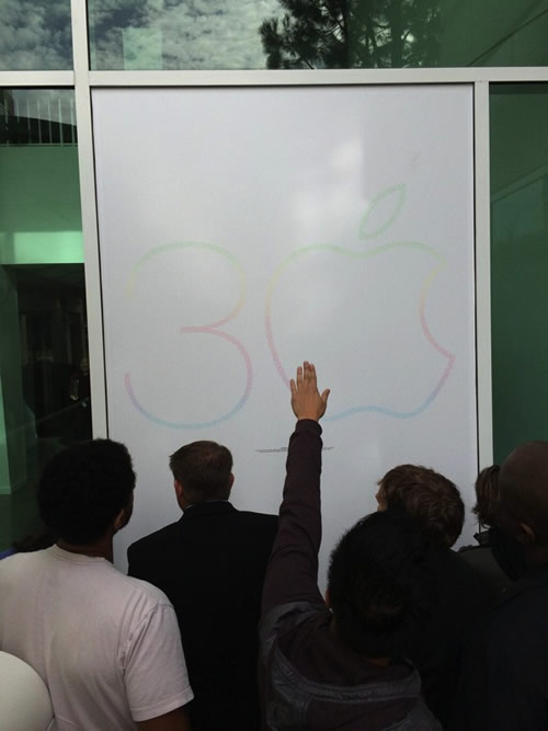Appleのクパチーノ本社キャンパスに巨大なMac30周年記念ポスターが登場