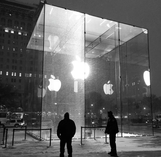｢Apple Store, Fifth Ave｣のガラスキューブのガラスパネル1枚が割れる騒動が発生