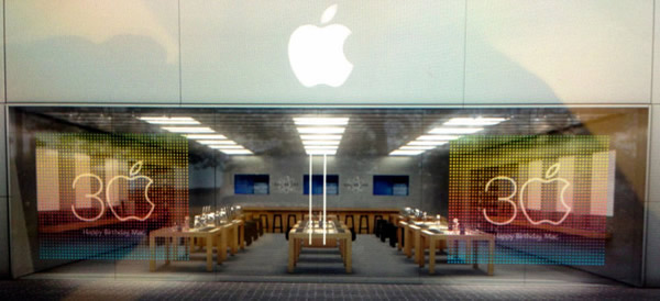 ｢Apple Store｣もMac誕生30周年記念仕様に