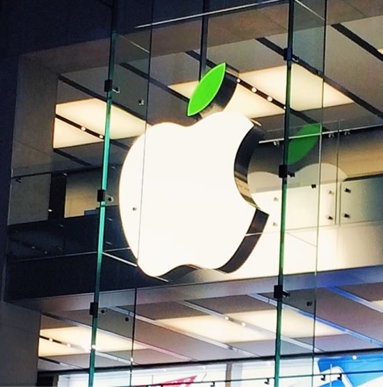 Apple、｢アースデイ｣に合わせApple Storeのロゴを緑色に装飾