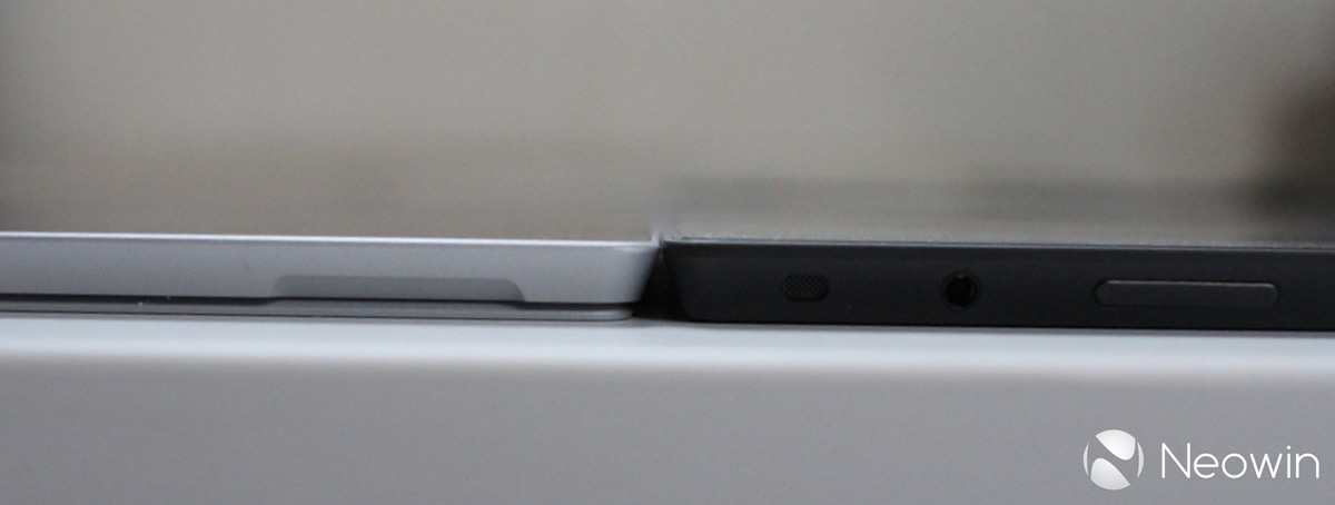 ｢Surface Pro 3｣と旧｢Surface｣や｢iPad｣との厚み比較写真