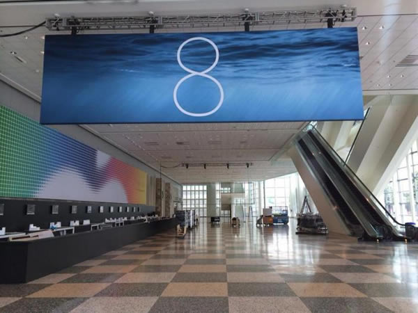 ｢WWDC 2014｣の会場に｢iOS 8｣のバナーが登場