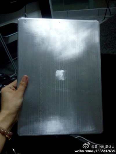 12.9インチ版｢iPad｣のアルミ製モックアップの写真??
