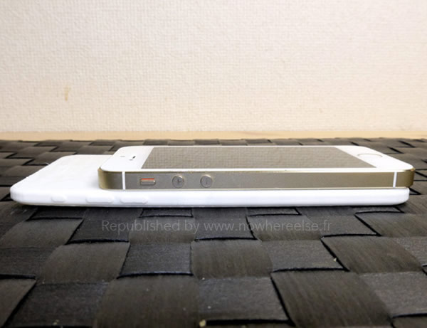 ｢iPhone 6｣の5.5インチモデルのモックアップと｢iPhone 5s｣の大きさを比較した画像