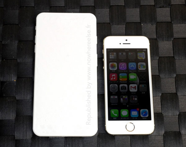 ｢iPhone 6｣の5.5インチモデルのモックアップと｢iPhone 5s｣の大きさを比較した画像