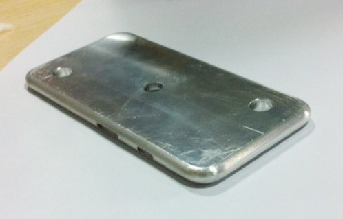 ｢iPhone 6｣用ケース製造時に使用するアルミ製金型の写真
