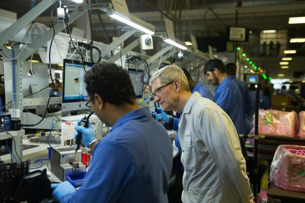Appleのティム・クックCEO、｢Mac Pro｣の製造工場を視察