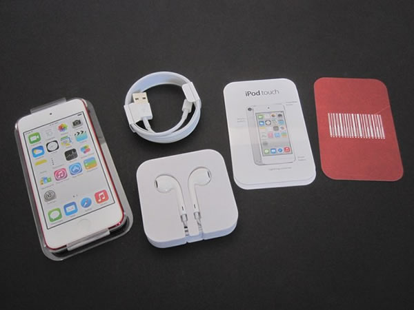 新しい｢iPod touch (第5世代)/16GB｣は｢iPod touch loop｣は付属せず、色目が少し違う模様