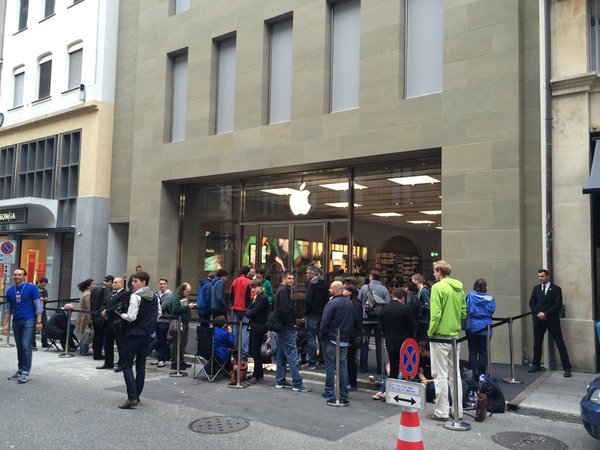 スイス・バーゼルにオープンした｢Apple Store,Freie Strasse｣の写真