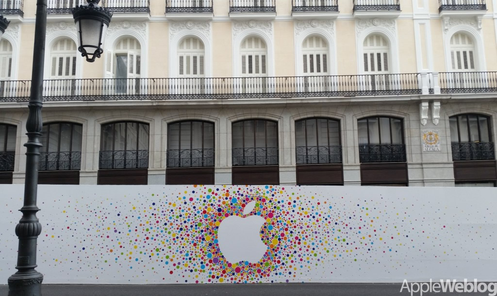 スペインのマドリードにオープンした｢Apple Store, Puerta del Sol｣の工事用壁デザインの壁紙