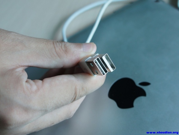 USB側もリバーシブルになったLightningケーブルは｢iPhone 6｣には同梱されず