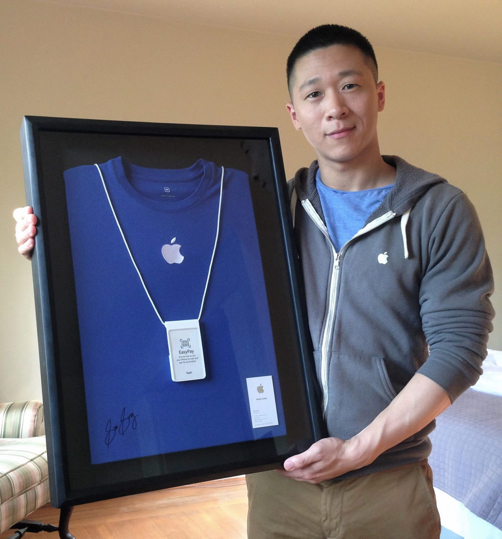 元Apple Storeスタッフの”サムスン”さんの名刺やTシャツなど、約27万円で落札される