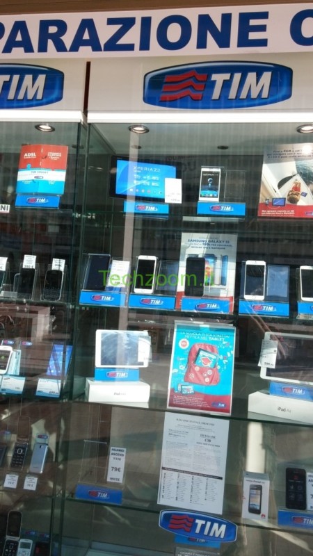 イタリア・ミラノの携帯電話販売店のショーウインドウに｢iPhone 6｣が登場?!