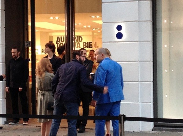 ｢Apple Watch｣のイベントが開催される仏パリの｢colette｣にジョナサン・アイブ氏が現る