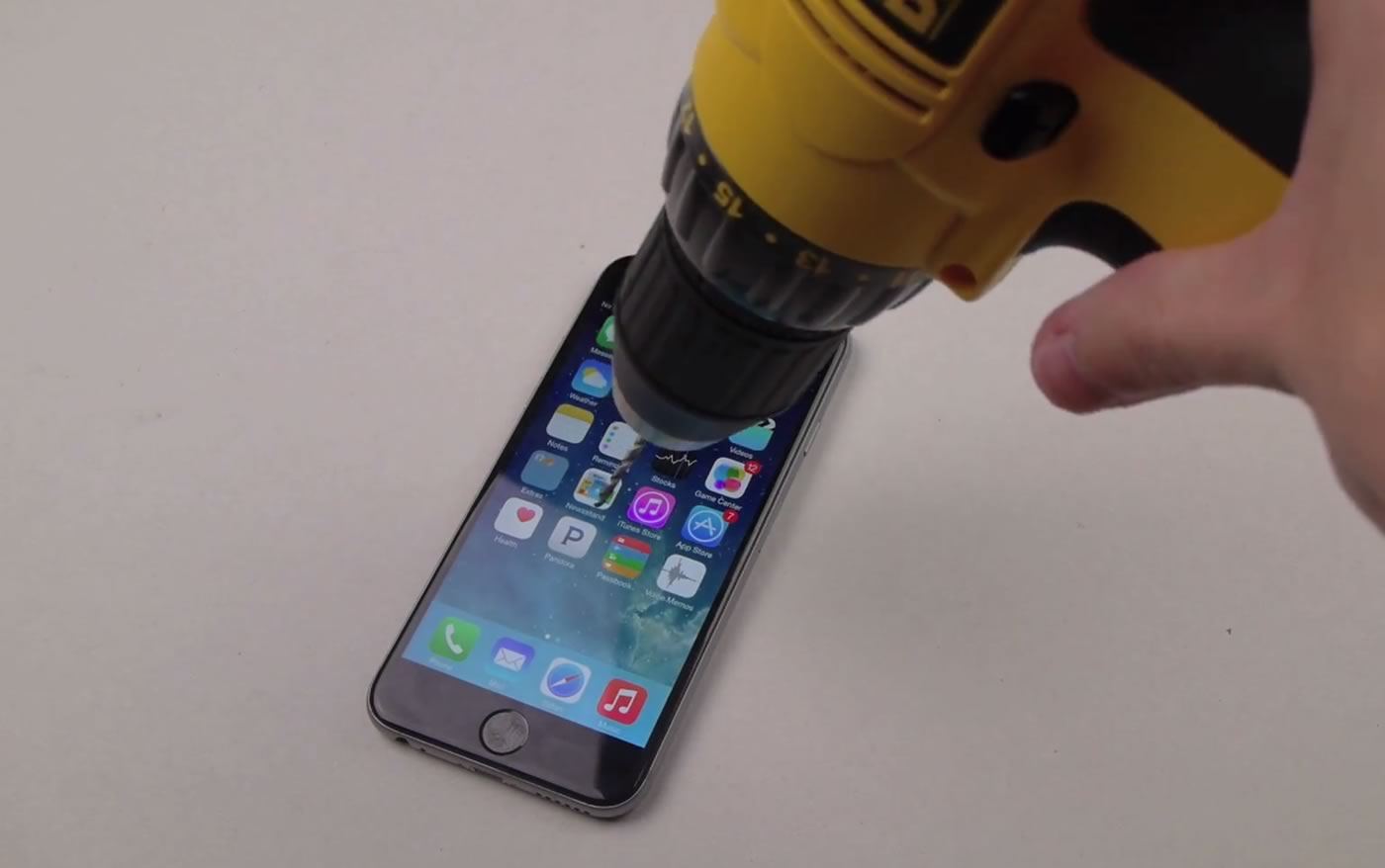 【動画】｢iPhone 6｣に電動ドリルで穴を開けようとすると…